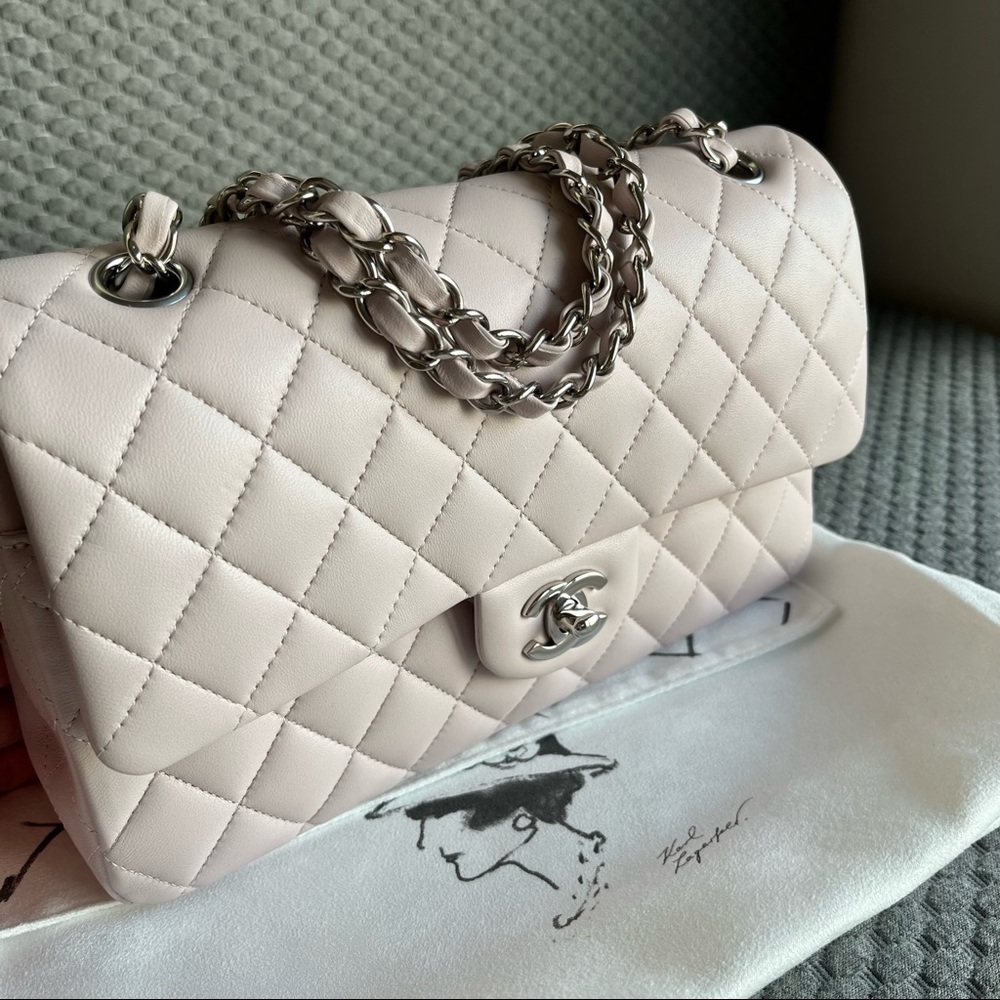 Chanel Spring 2021 Light Purple medium lambskin classic flap bag - Picture 2 of 16